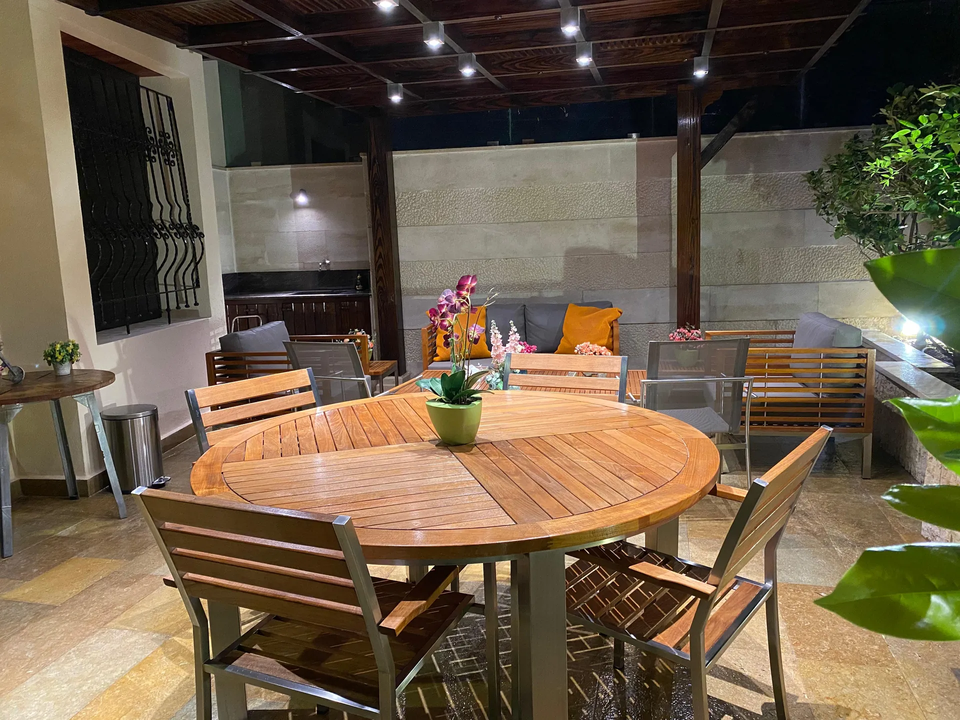Fully Decorated 3-Bedroom Apartment For Sale in Mar Takla, Hazmieh — photo 2
