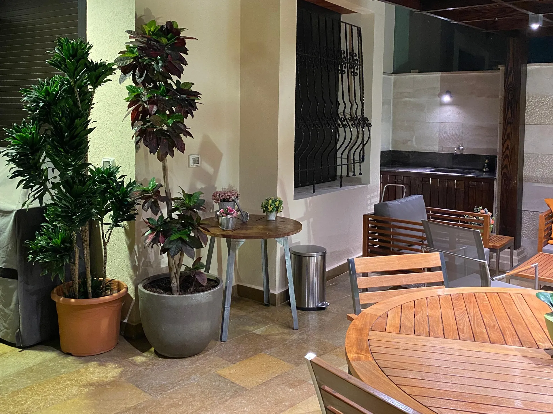 Fully Decorated 3-Bedroom Apartment For Sale in Mar Takla, Hazmieh — photo 4
