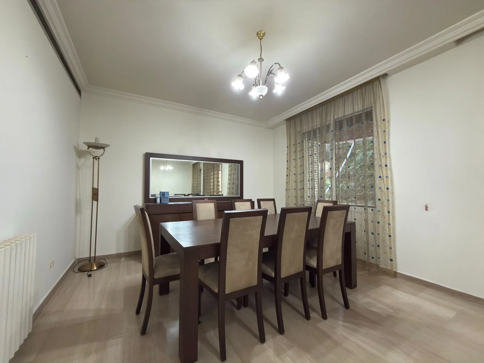 Well-Designed Apartment For Sale in Achrafieh, Rizk — الصورة 4