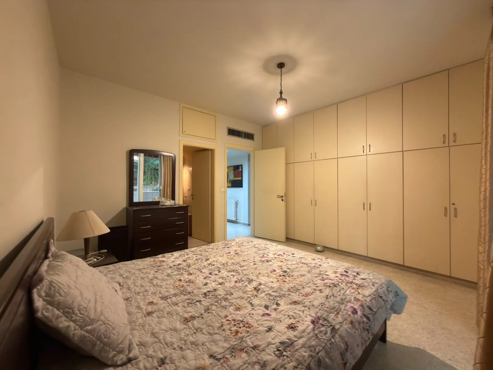 Well-Designed Apartment For Sale in Achrafieh, Rizk — الصورة 8