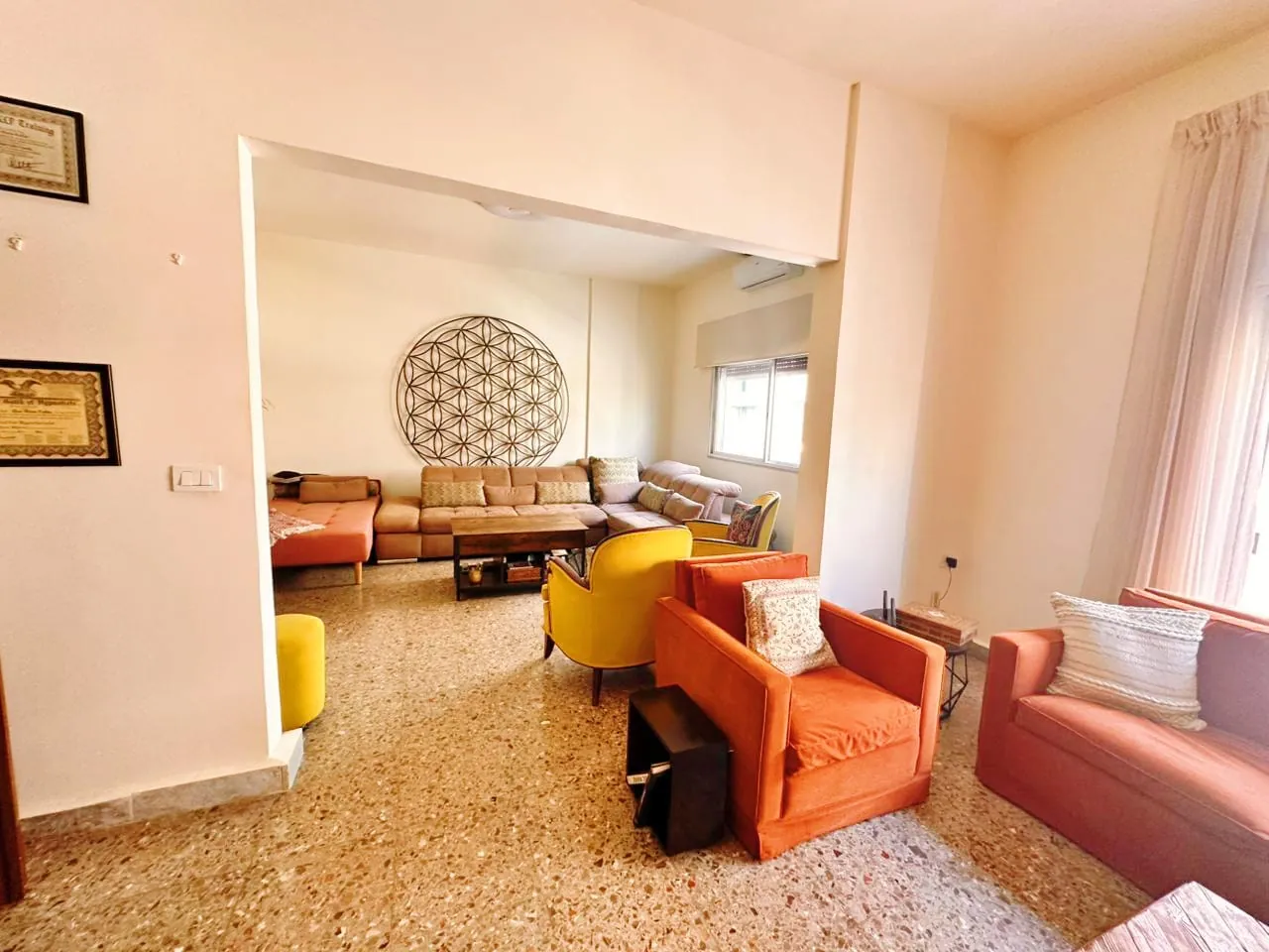 Bright Apartment For Sale in Achrafieh, Sioufi — الصورة 2