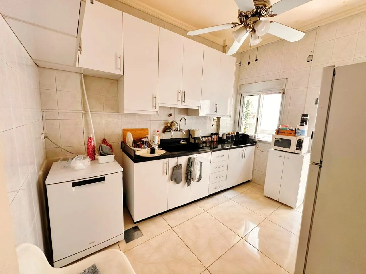 Bright Apartment For Sale in Achrafieh, Sioufi — الصورة 5