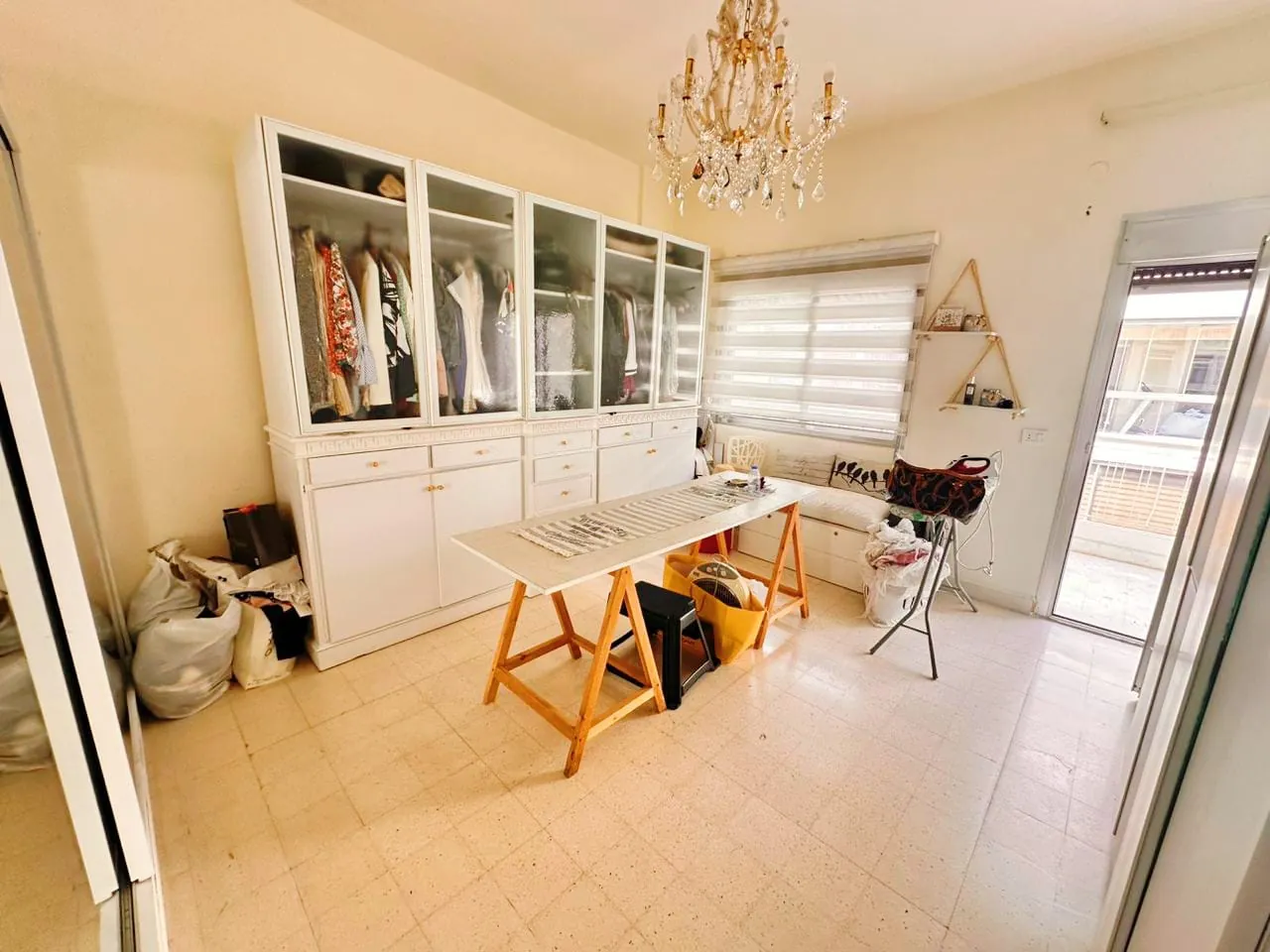 Bright Apartment For Sale in Achrafieh, Sioufi — الصورة 7