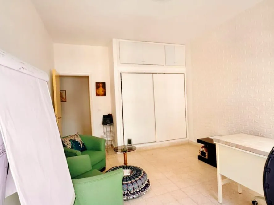 Bright Apartment For Sale in Achrafieh, Sioufi — الصورة 8