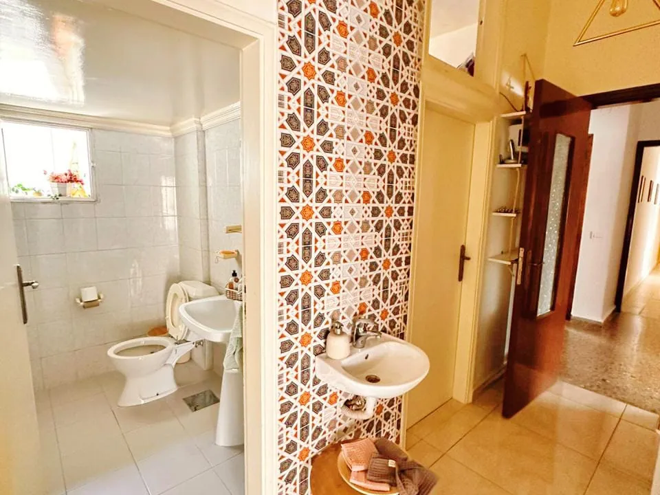 Bright Apartment For Sale in Achrafieh, Sioufi — الصورة 9