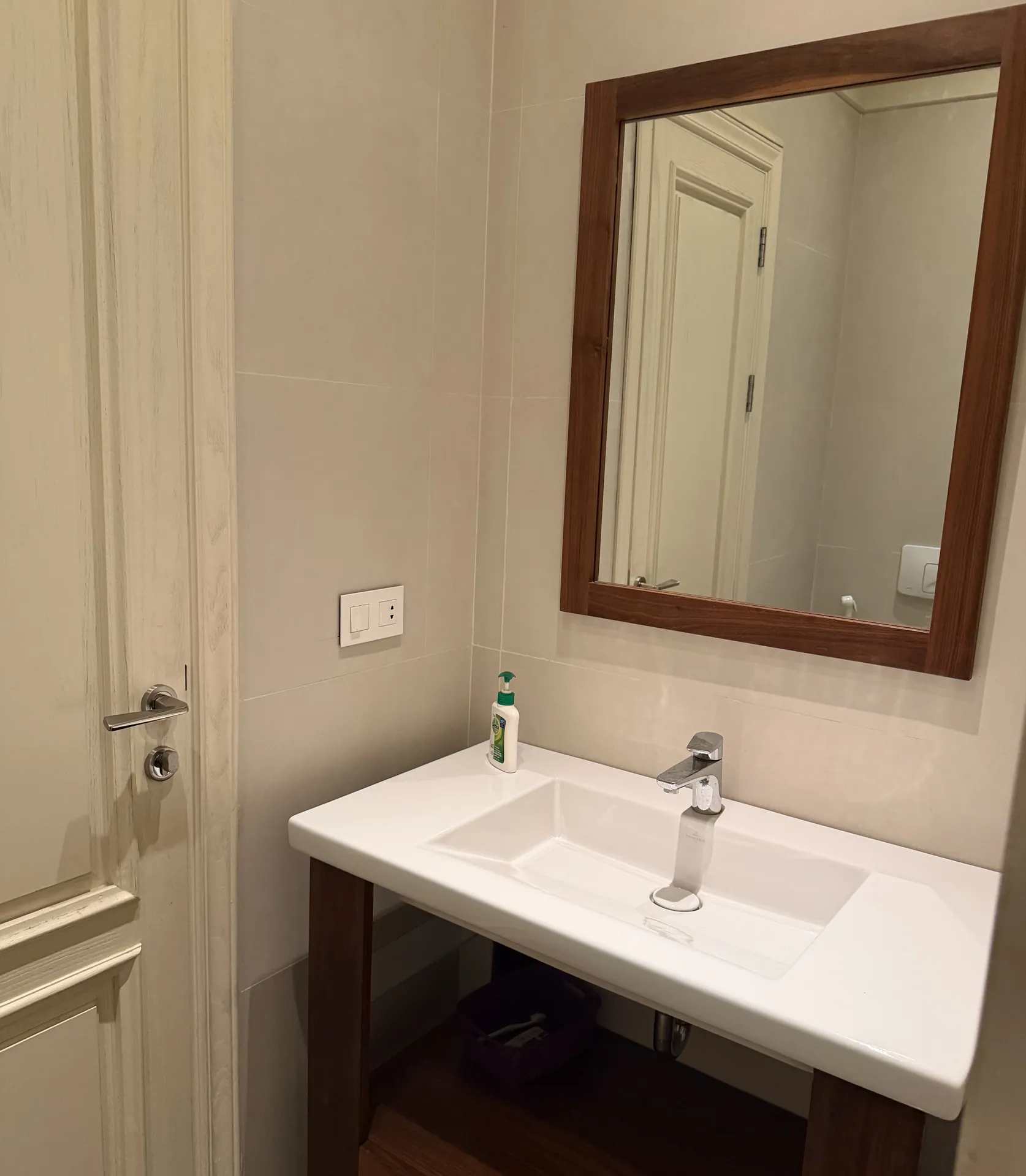 High-End Renovated Apartment For Rent in Ras El Nabeh, Beirut — الصورة 10