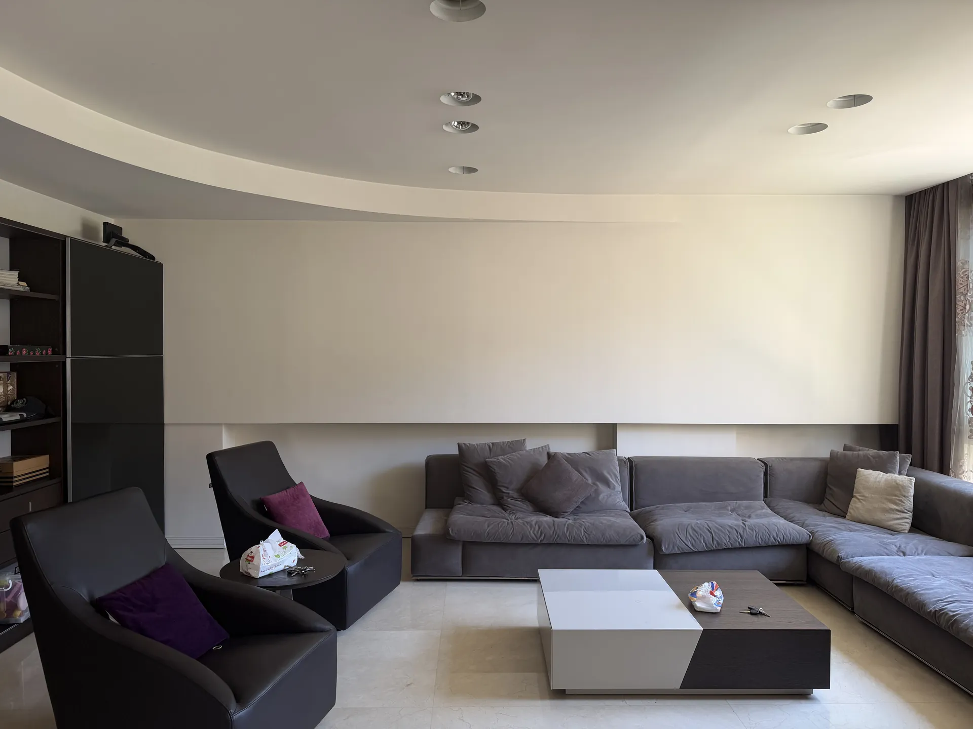 High-End Renovated Apartment For Rent in Ras El Nabeh, Beirut — الصورة 2
