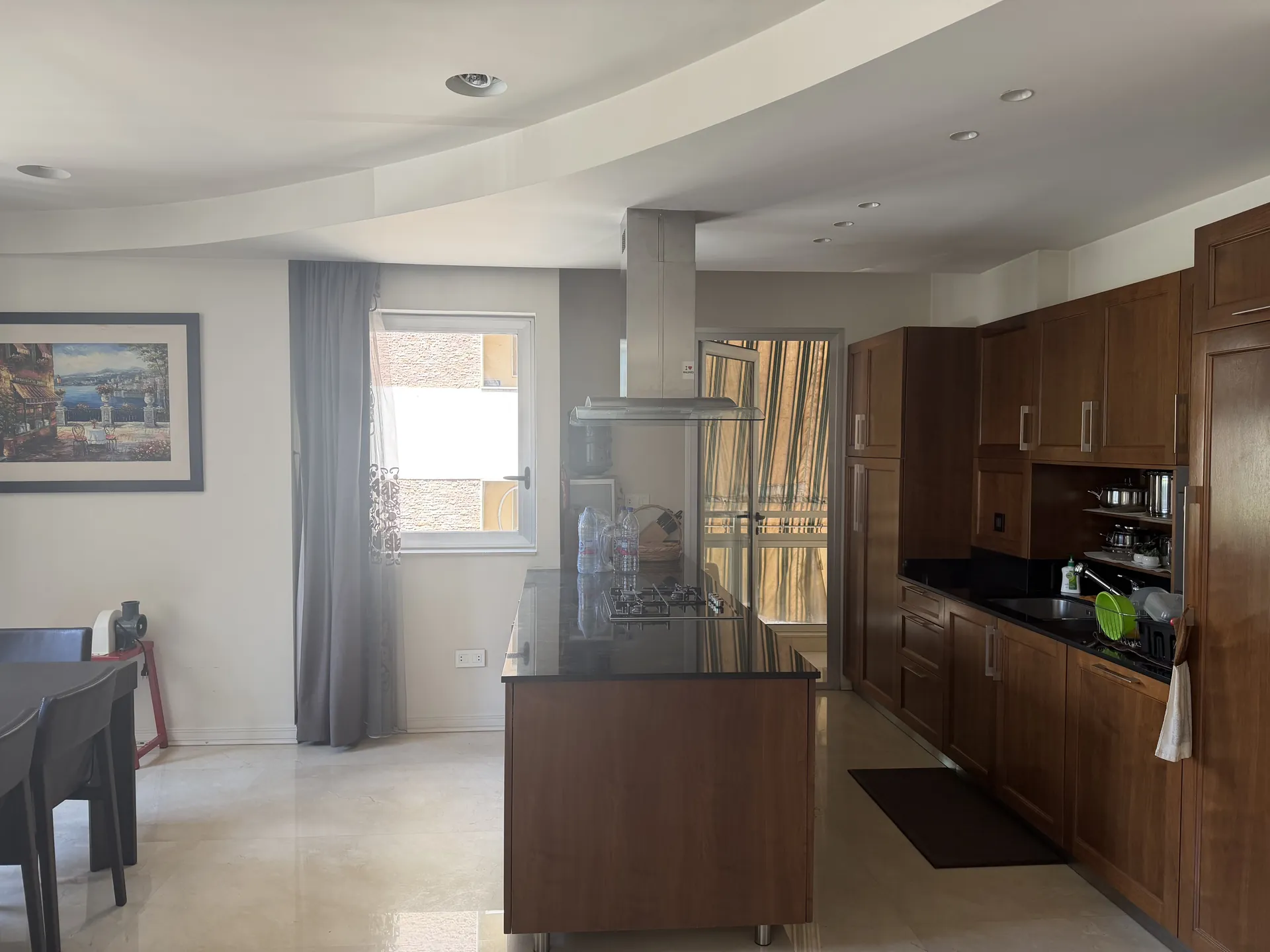High-End Renovated Apartment For Rent in Ras El Nabeh, Beirut — الصورة 3