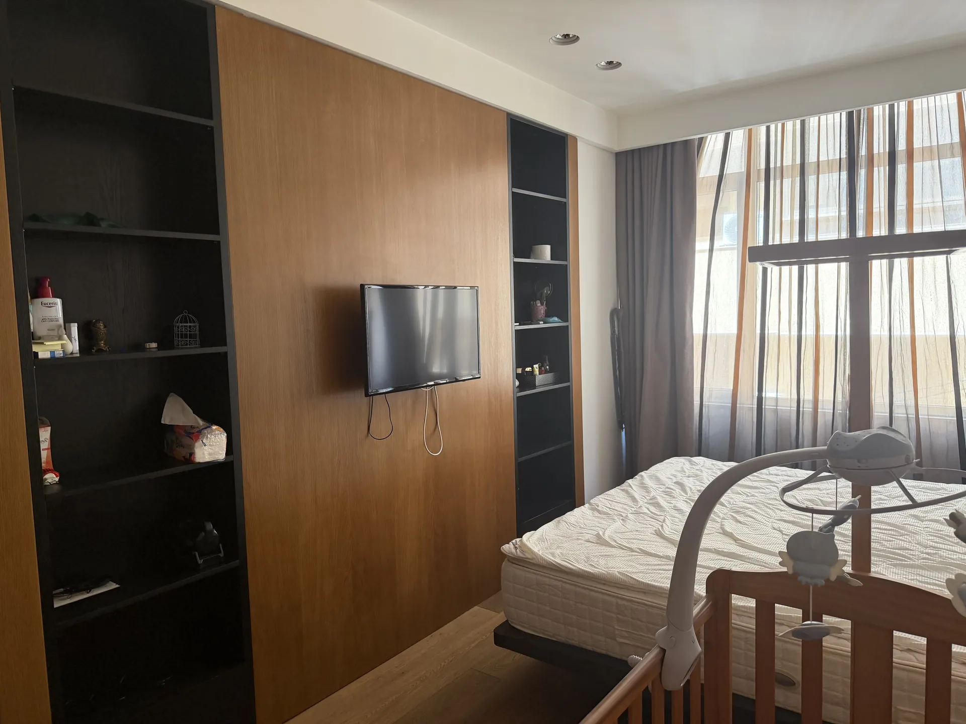 High-End Renovated Apartment For Rent in Ras El Nabeh, Beirut — الصورة 8