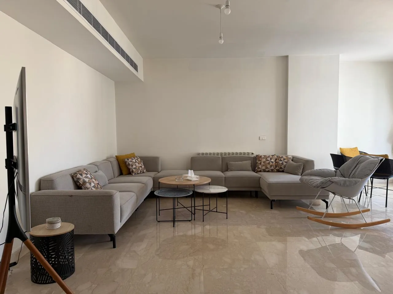Modern & Furnished Apartment For Rent in Achrafieh, Rizk — الصورة 2