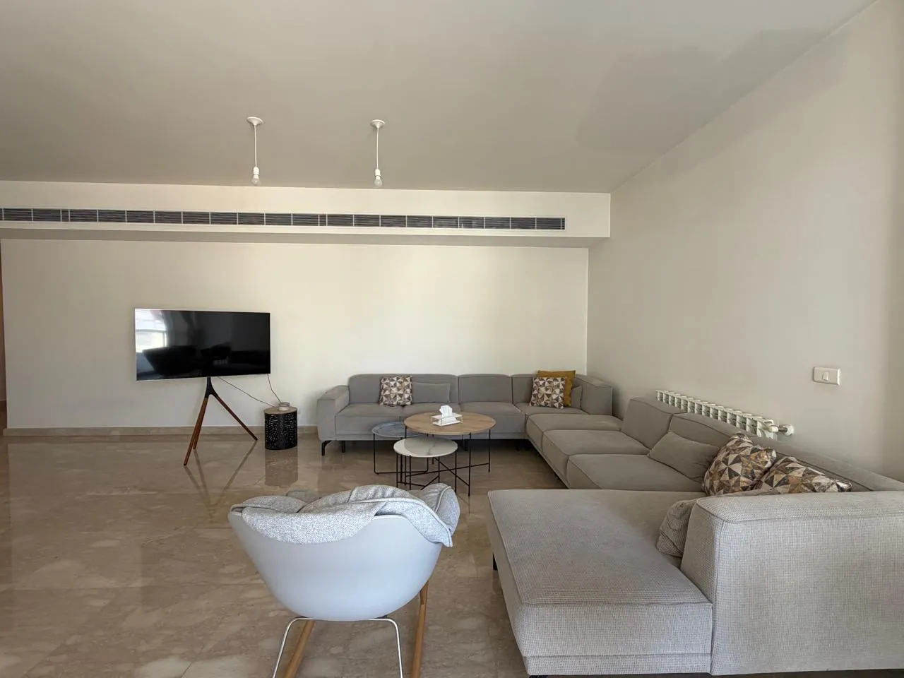 Modern & Furnished Apartment For Rent in Achrafieh, Rizk — الصورة 5