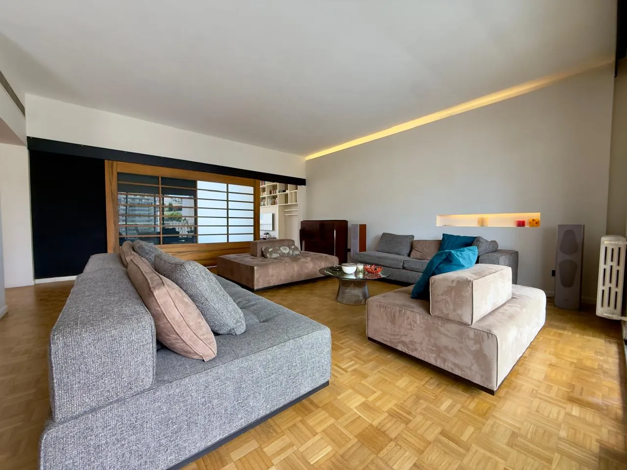 Exceptional & Furnished Apartment For Rent in Achrafieh, Carré D'or — الصورة 3