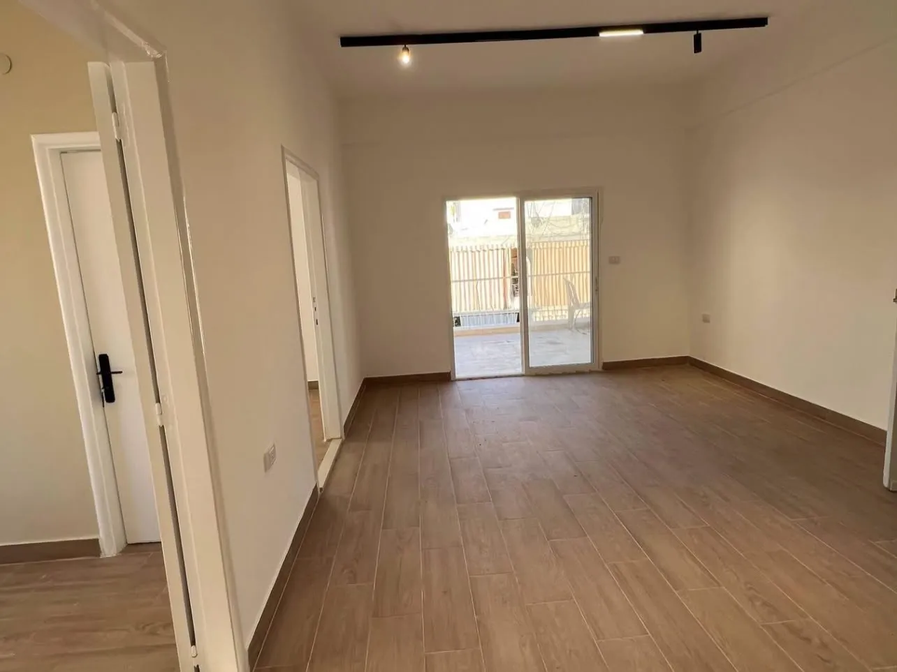 2-Bedroom Apartment with Open View For Sale in Furn El Chebbak — الصورة 2