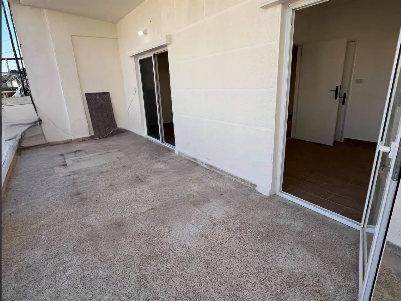 2-Bedroom Apartment with Open View For Sale in Furn El Chebbak — الصورة 3