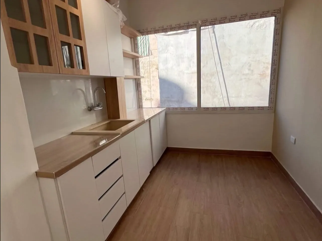 2-Bedroom Apartment with Open View For Sale in Furn El Chebbak — الصورة 4