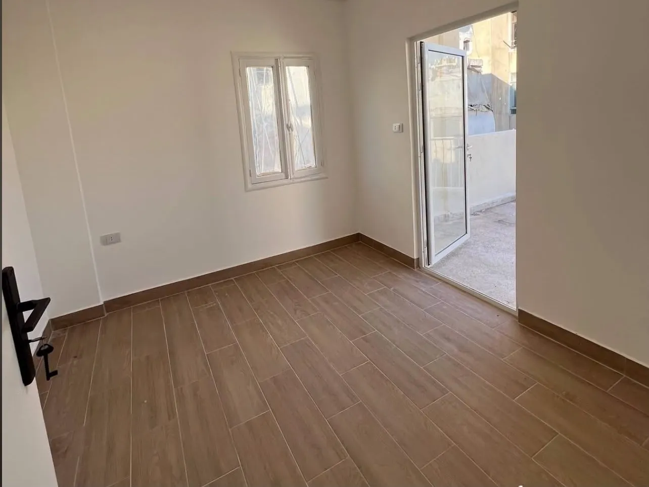 2-Bedroom Apartment with Open View For Sale in Furn El Chebbak — الصورة 5