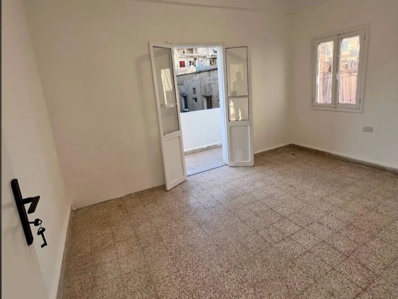 2-Bedroom Apartment with Open View For Sale in Furn El Chebbak — الصورة 6