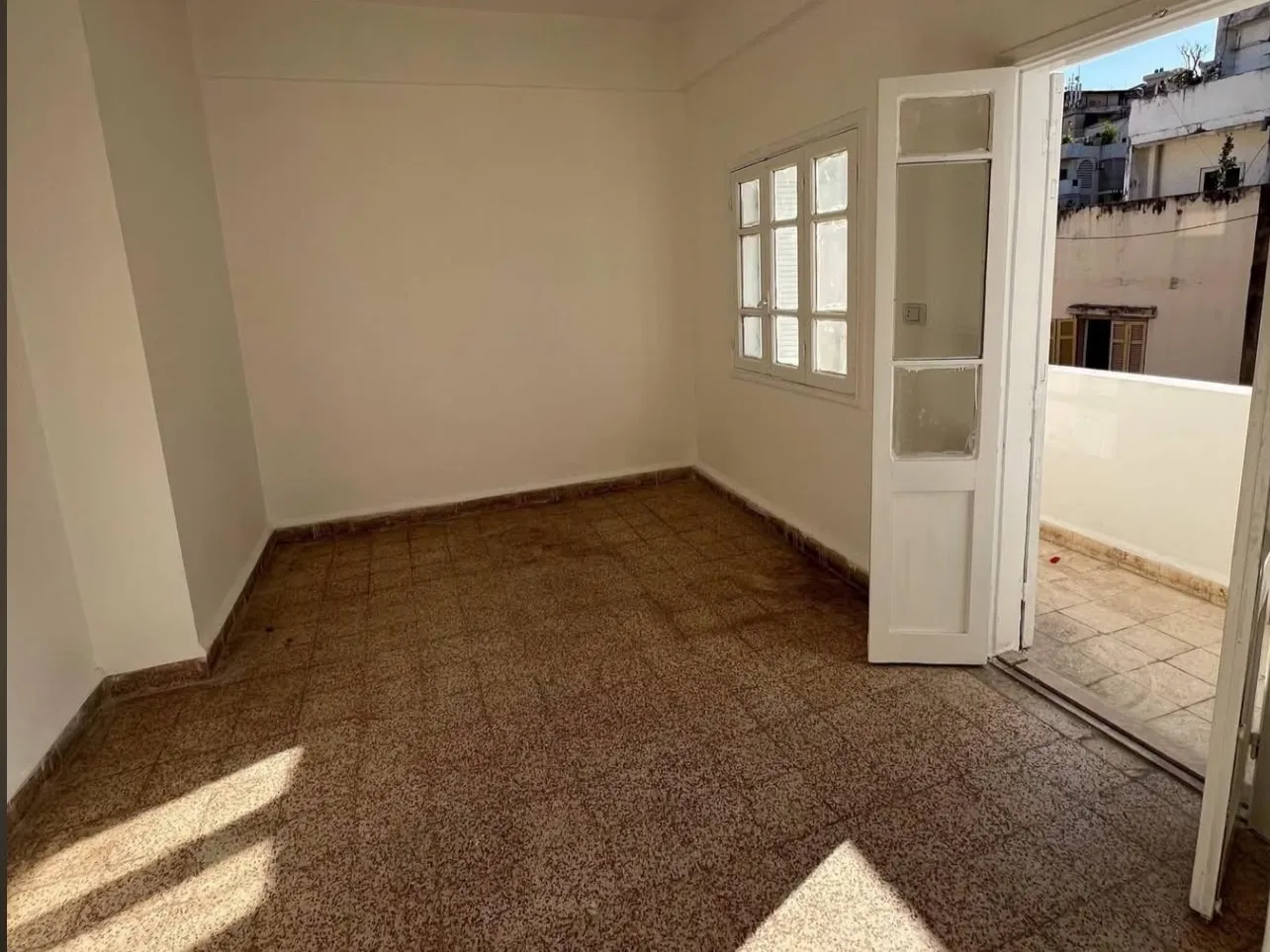2-Bedroom Apartment with Open View For Sale in Furn El Chebbak — الصورة 7