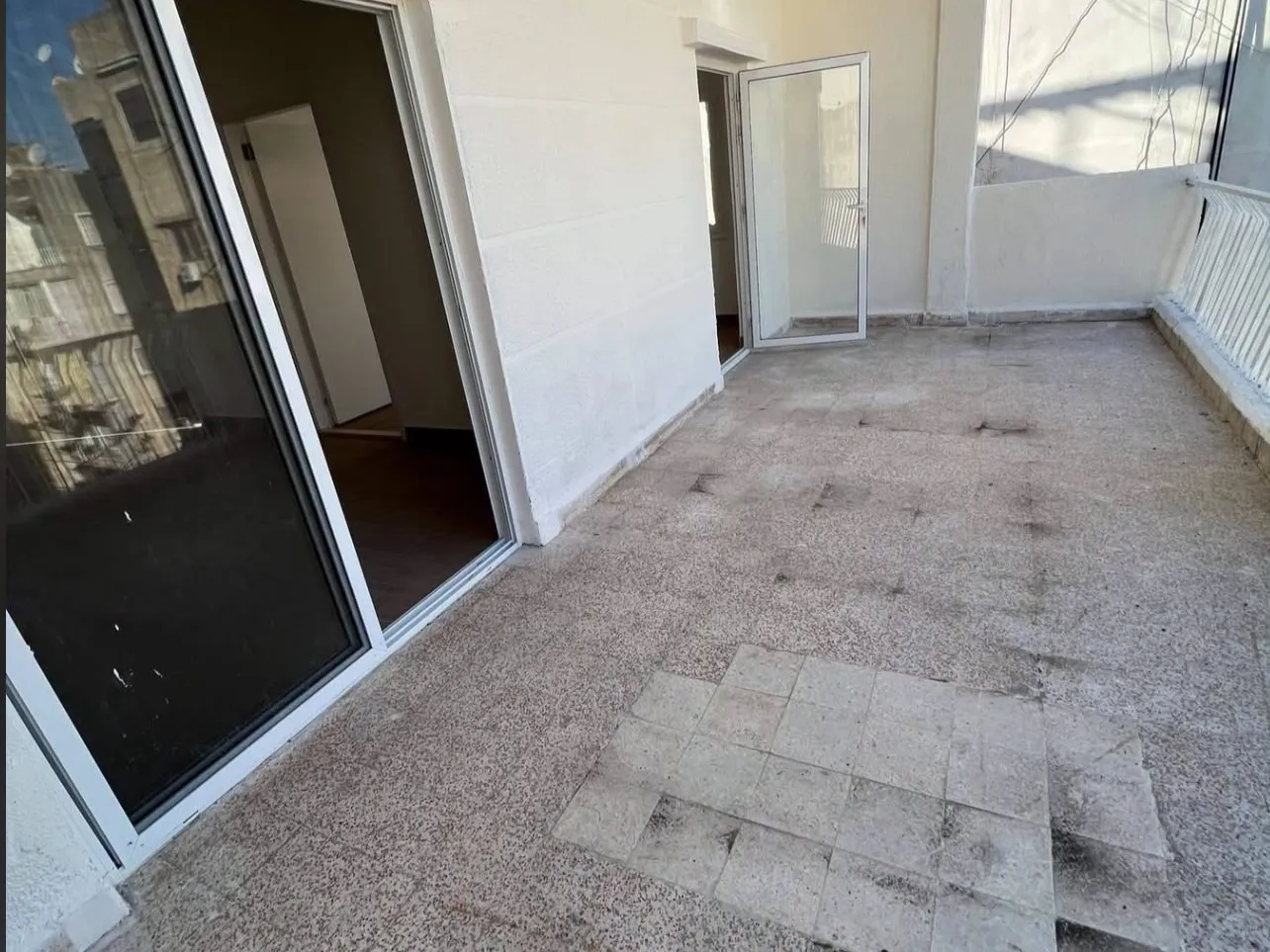 2-Bedroom Apartment with Open View For Sale in Furn El Chebbak — الصورة 8