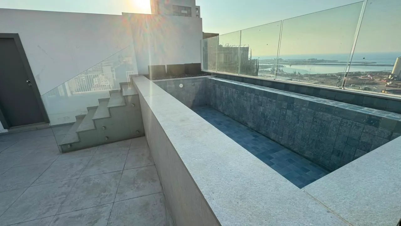 Modern Penthouse with Roof Pool For Sale in Gemayzeh — الصورة 2
