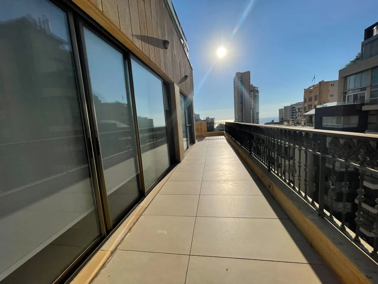 Sunny Rooftop Apartment For Rent in Bliss, Ras Beirut — الصورة 3