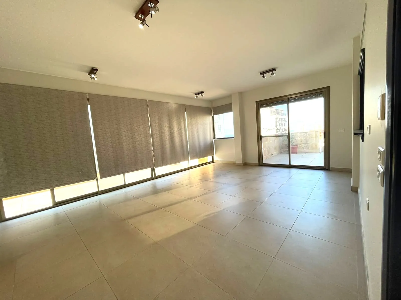 Sunny Rooftop Apartment For Rent in Bliss, Ras Beirut — الصورة 4