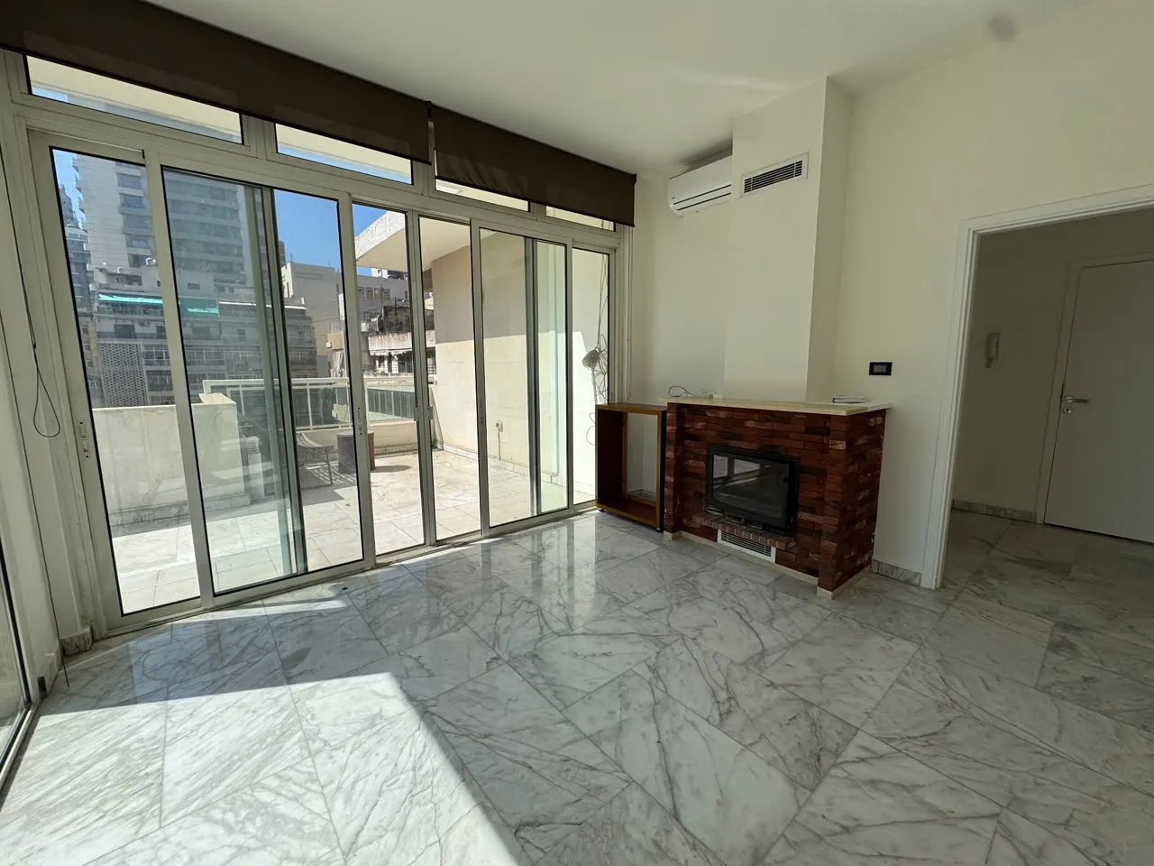 Exclusive 2-Bedroom Rooftop For Sale in Hamra, Ras Beirut — الصورة 3
