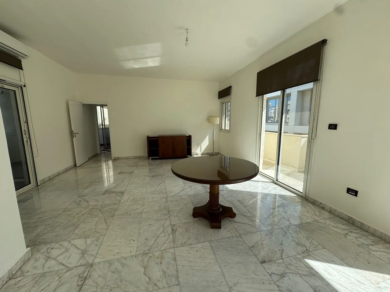 Exclusive 2-Bedroom Rooftop For Sale in Hamra, Ras Beirut — الصورة 4