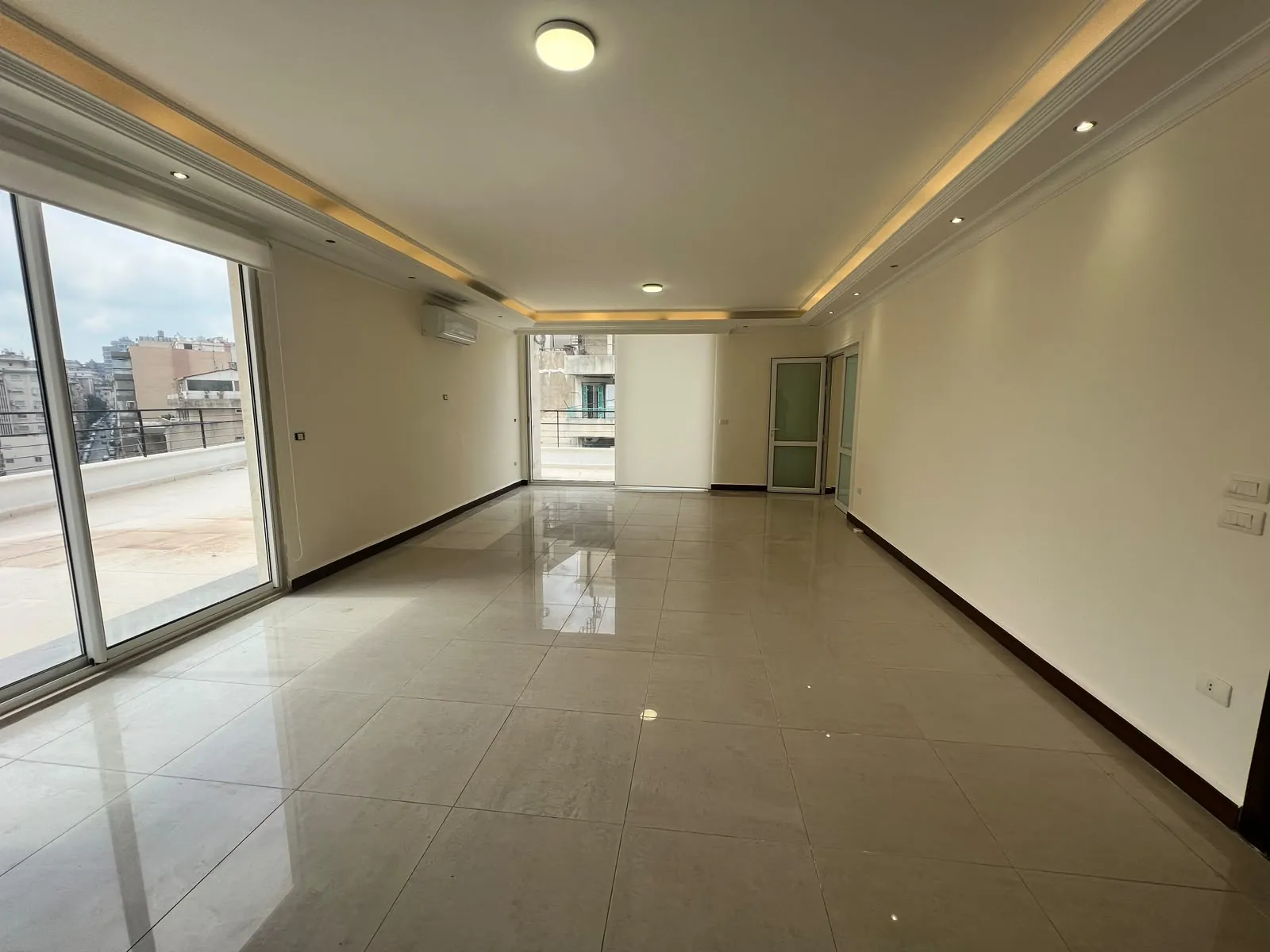 Apartment With Terrace For Sale in Furn El Chebbak — الصورة 2