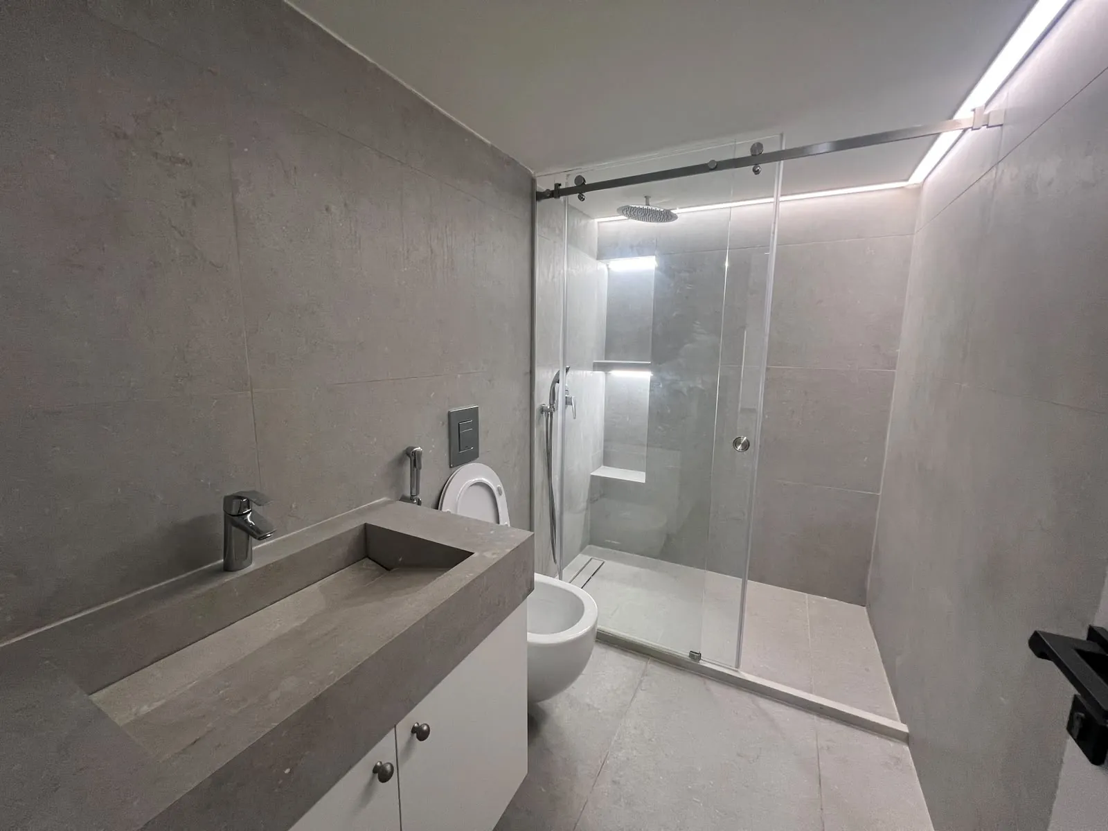 Apartment With Terrace For Sale in Furn El Chebbak — الصورة 7