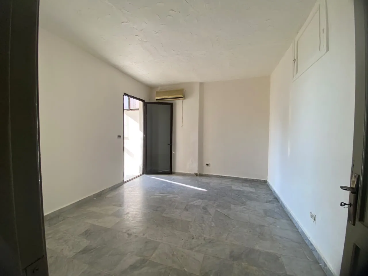 Nice 3-Bedroom Apartment For Sale in Caracas, Ras Beirut — الصورة 8