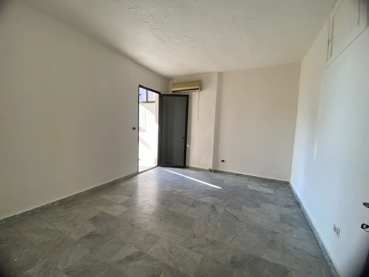 Nice 3-Bedroom Apartment For Sale in Caracas, Ras Beirut — الصورة 9