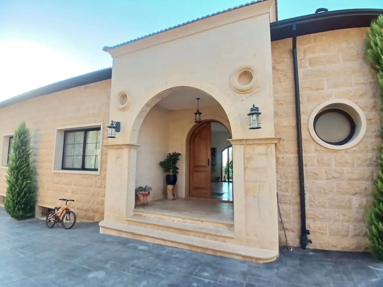 Exclusive!! Decorated & Modern Semi-Furnished Villa For Sale in Roumie — الصورة 4
