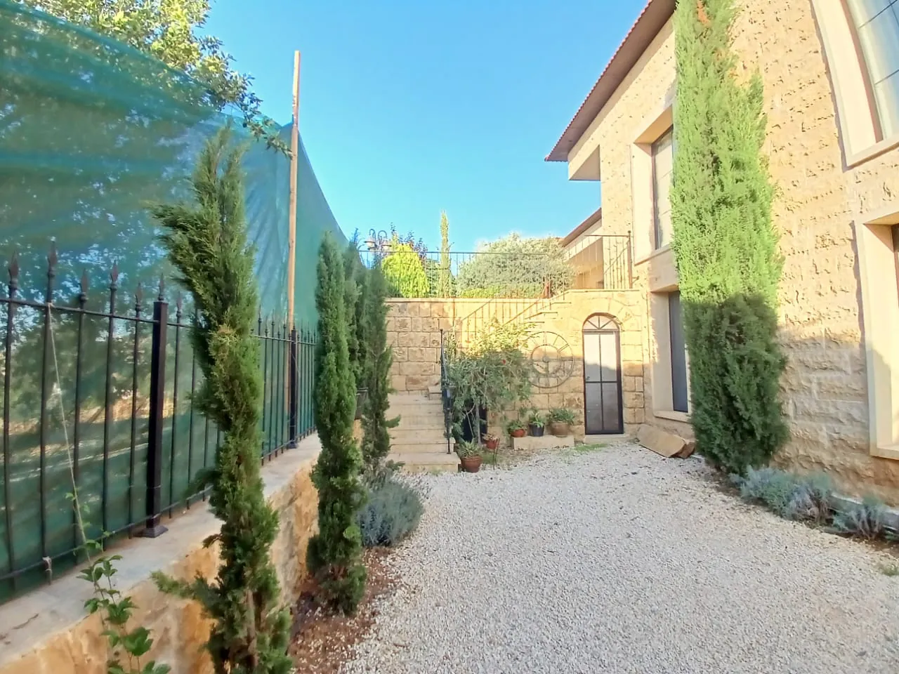 Exclusive!! Decorated & Modern Semi-Furnished Villa For Sale in Roumie — الصورة 7