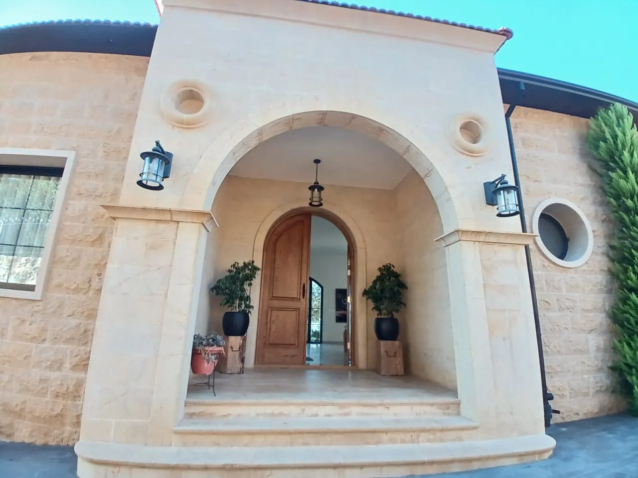 Exclusive!! Decorated & Modern Semi-Furnished Villa For Sale in Roumie — الصورة 9