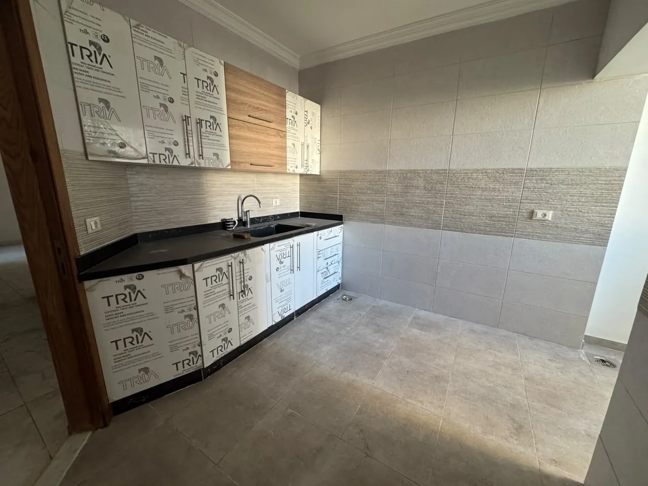 Brand New 2-Bedroom Apartment For Sale in Ras Al Nabeh, Beirut — الصورة 2