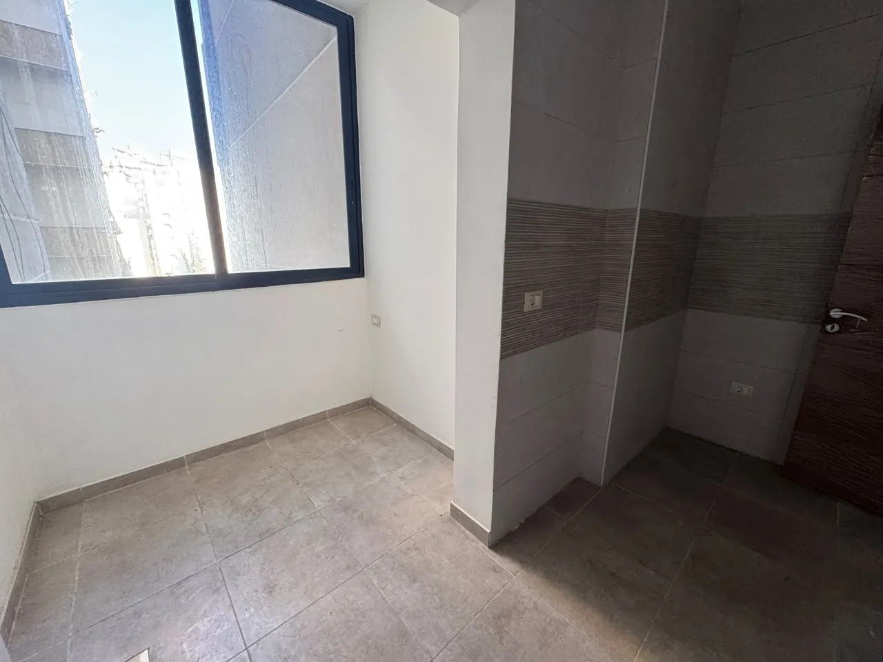 Brand New 2-Bedroom Apartment For Sale in Ras Al Nabeh, Beirut — الصورة 3