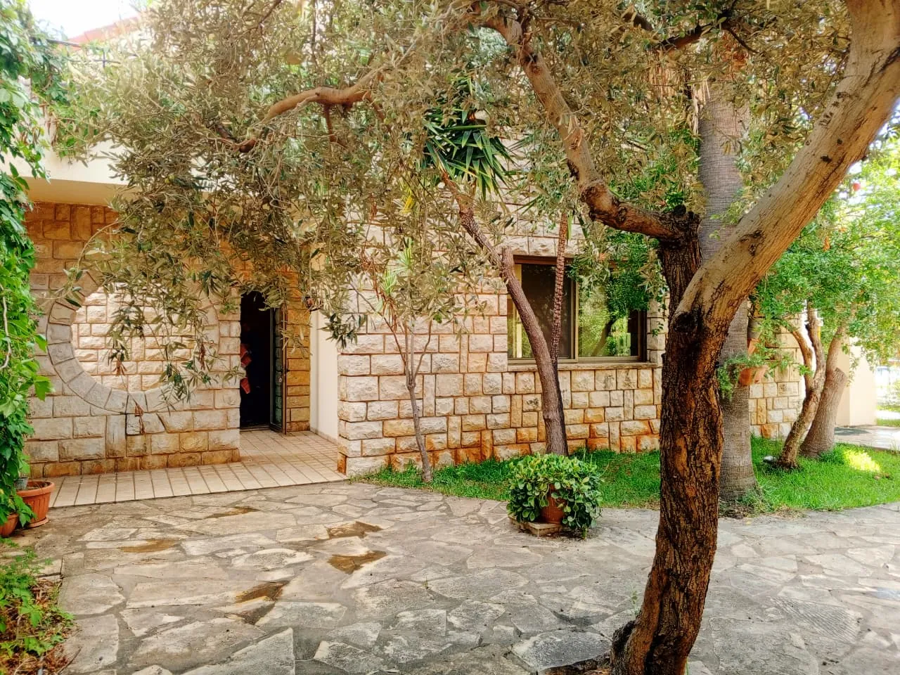 Villa With Spacious Garden & A Private Pool For Sale in Aamchit — الصورة 4