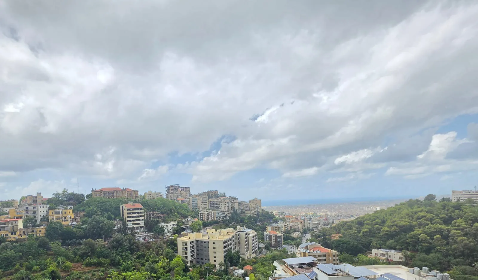 Spacious Apartment With Open View For Sale in Yarzeh, Baabda — الصورة 2