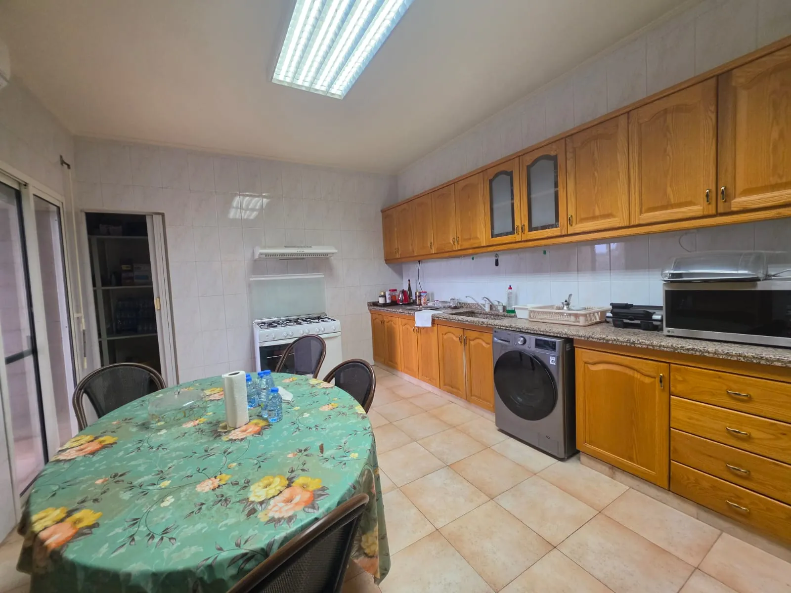 Spacious Apartment With Open View For Sale in Yarzeh, Baabda — الصورة 4