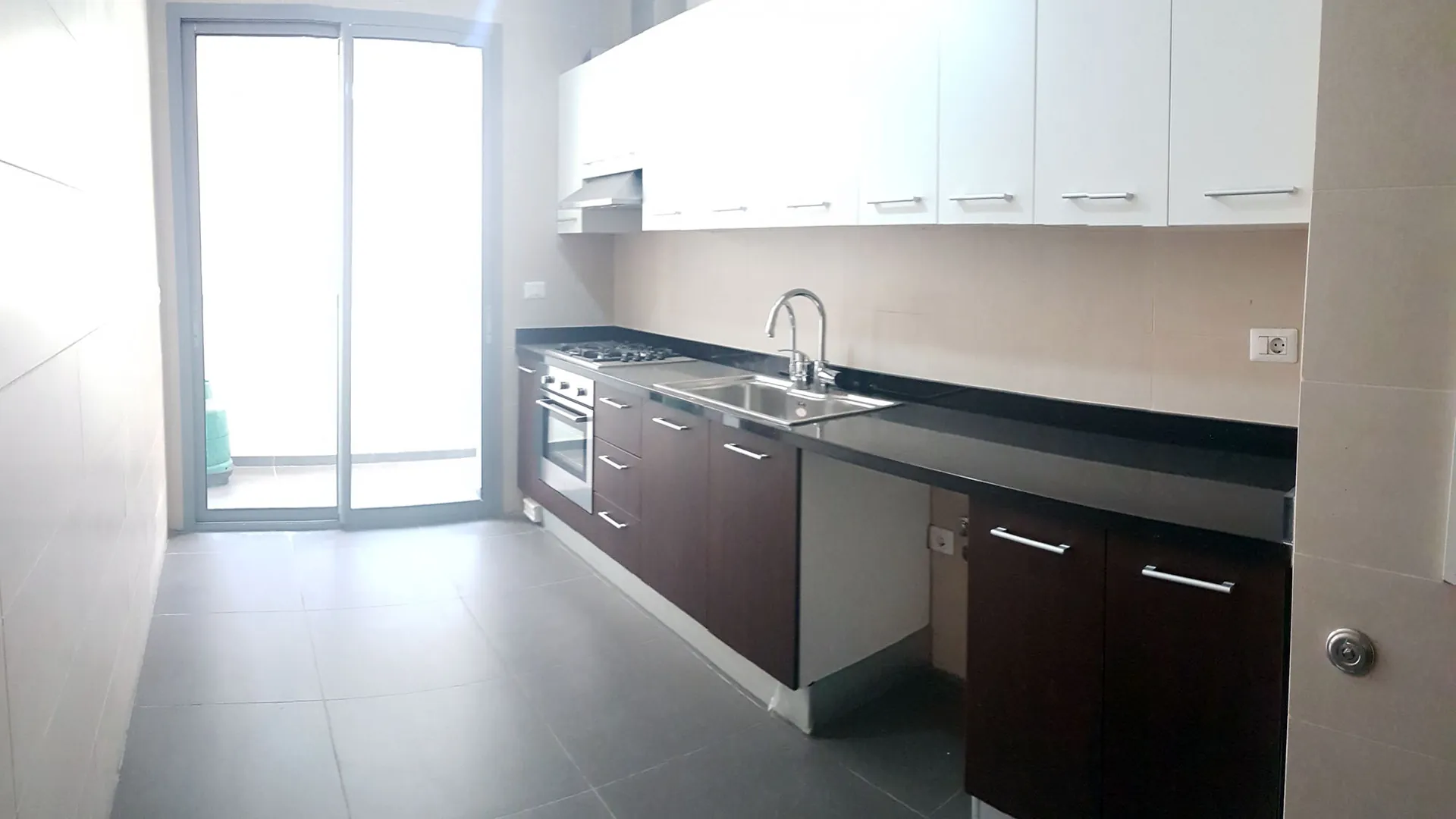 Modern Apartment For Sale in Achrafieh, Sioufi — الصورة 2