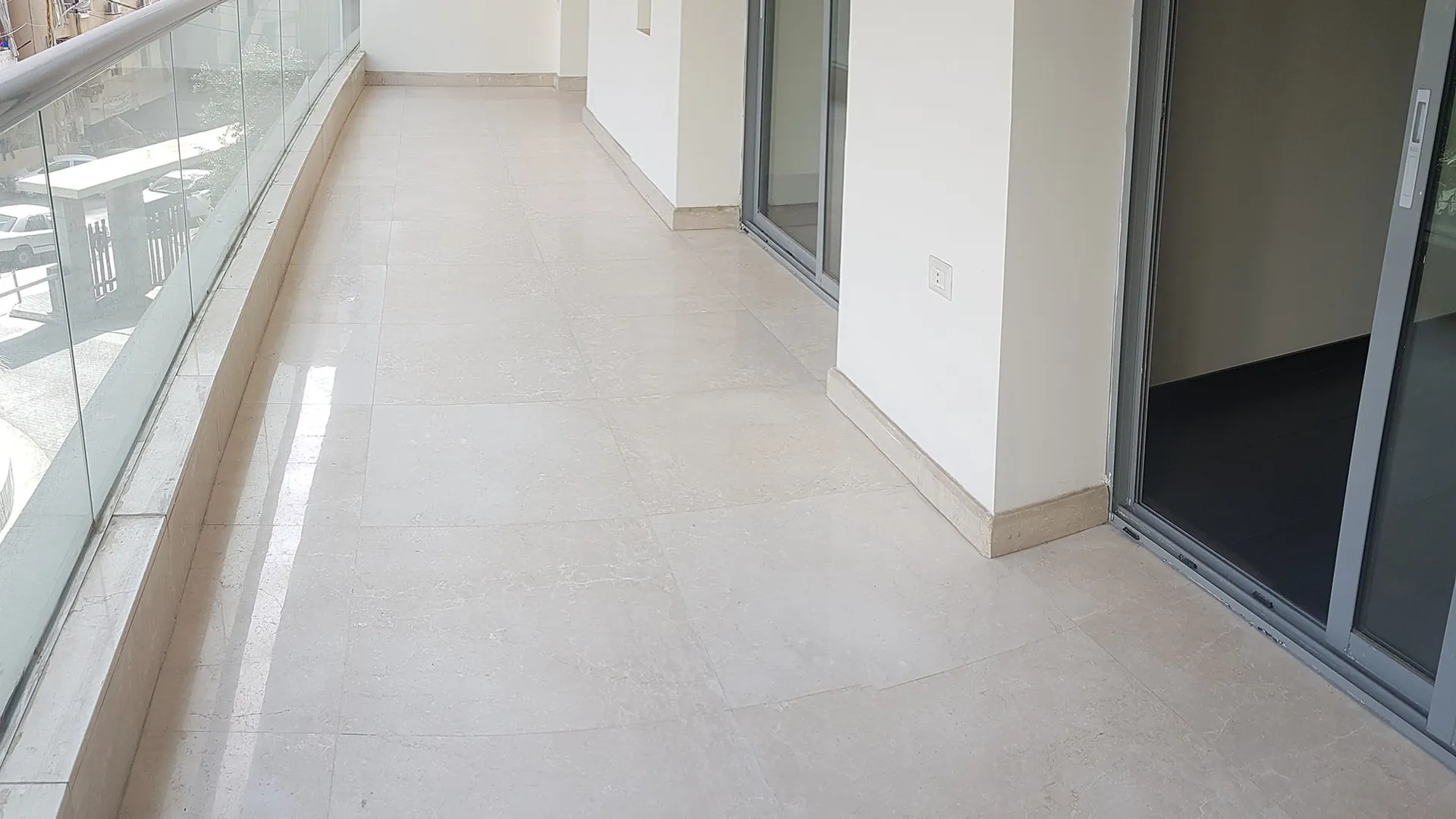 Modern Apartment For Sale in Achrafieh, Sioufi — الصورة 3