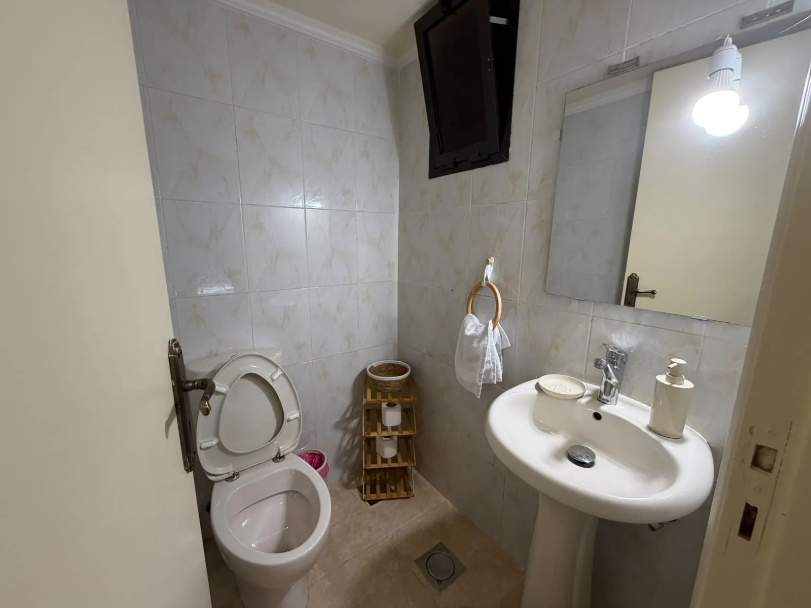 Furnished Apartment With Partial Sea View For Rent in Batroun — الصورة 9