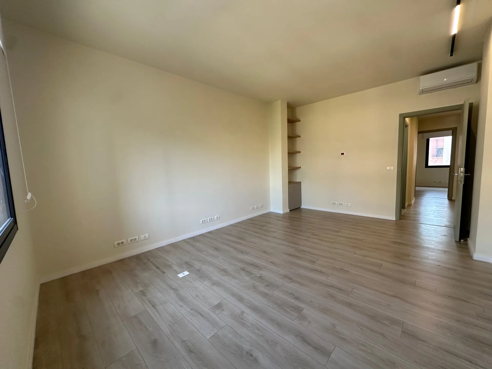 170 SQM Office For Rent in Saifi, Beirut — الصورة 3