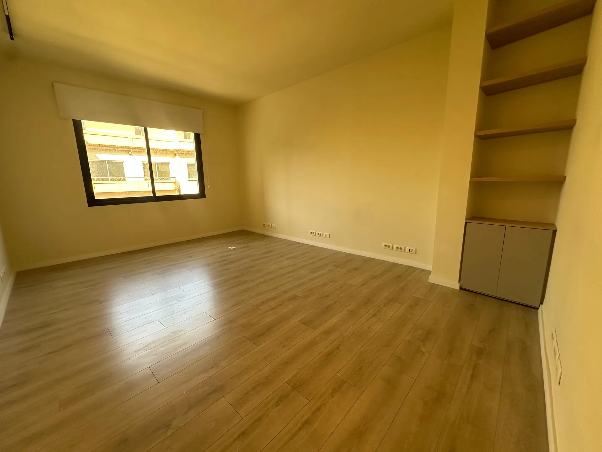 170 SQM Office For Rent in Saifi, Beirut — الصورة 4