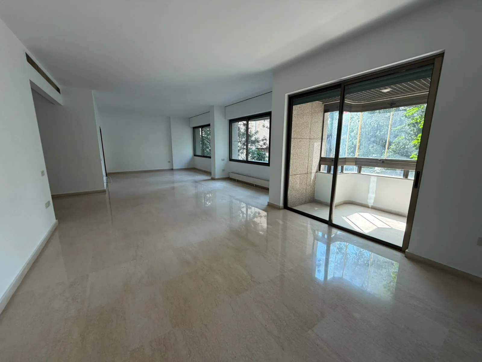 4-Bedroom Apartment For Rent in Achrafieh, Azarieh — الصورة 2