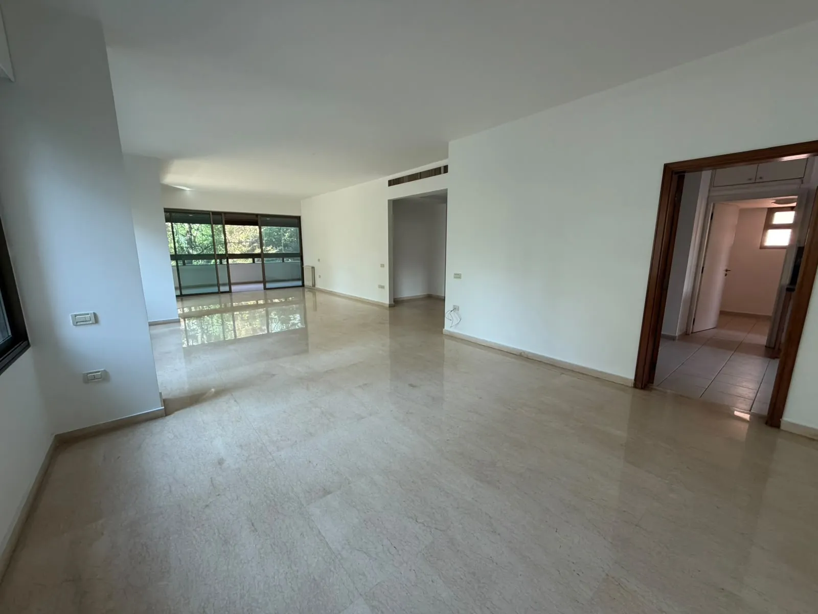 4-Bedroom Apartment For Rent in Achrafieh, Azarieh — الصورة 3