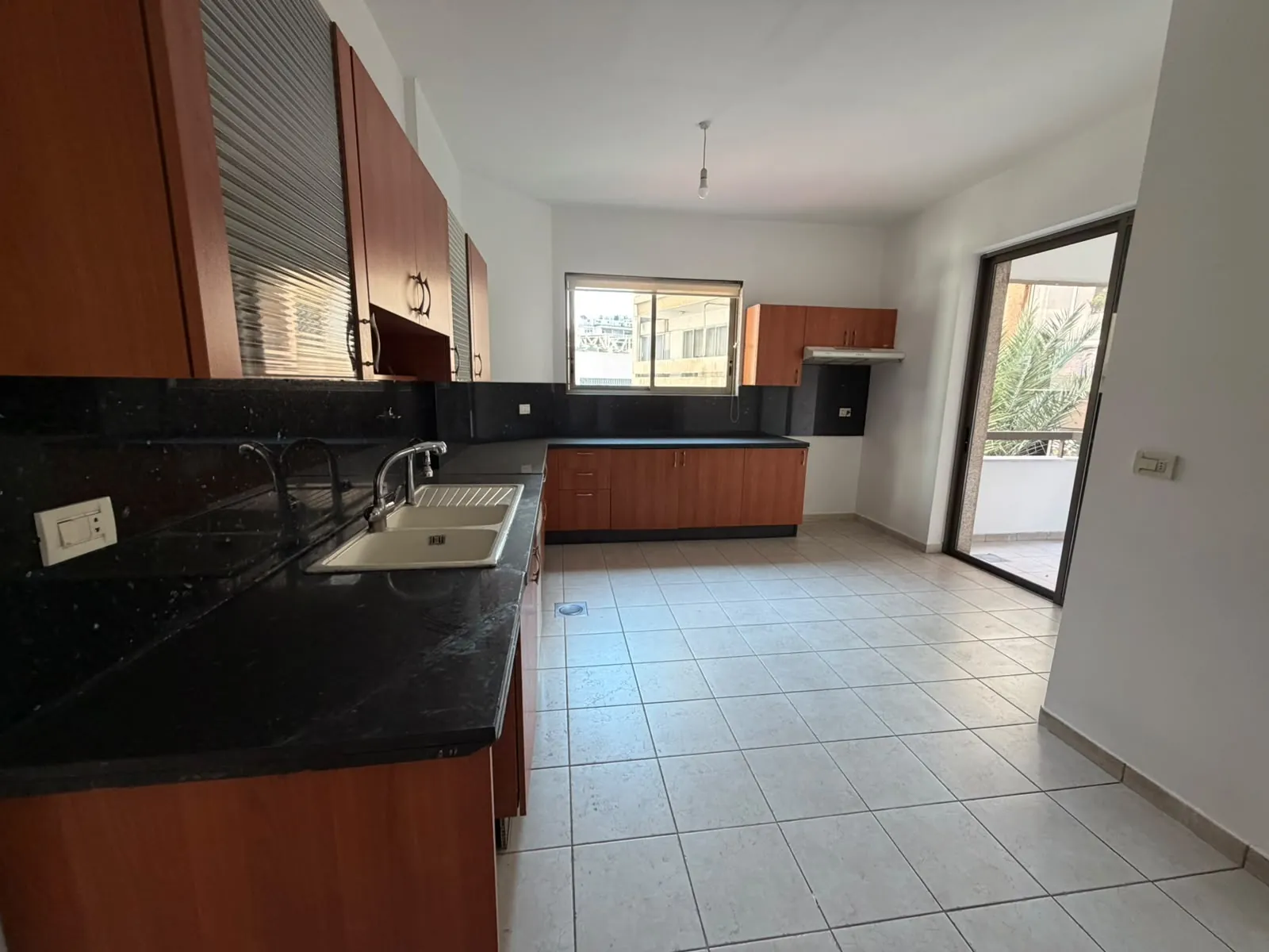 4-Bedroom Apartment For Rent in Achrafieh, Azarieh — الصورة 4