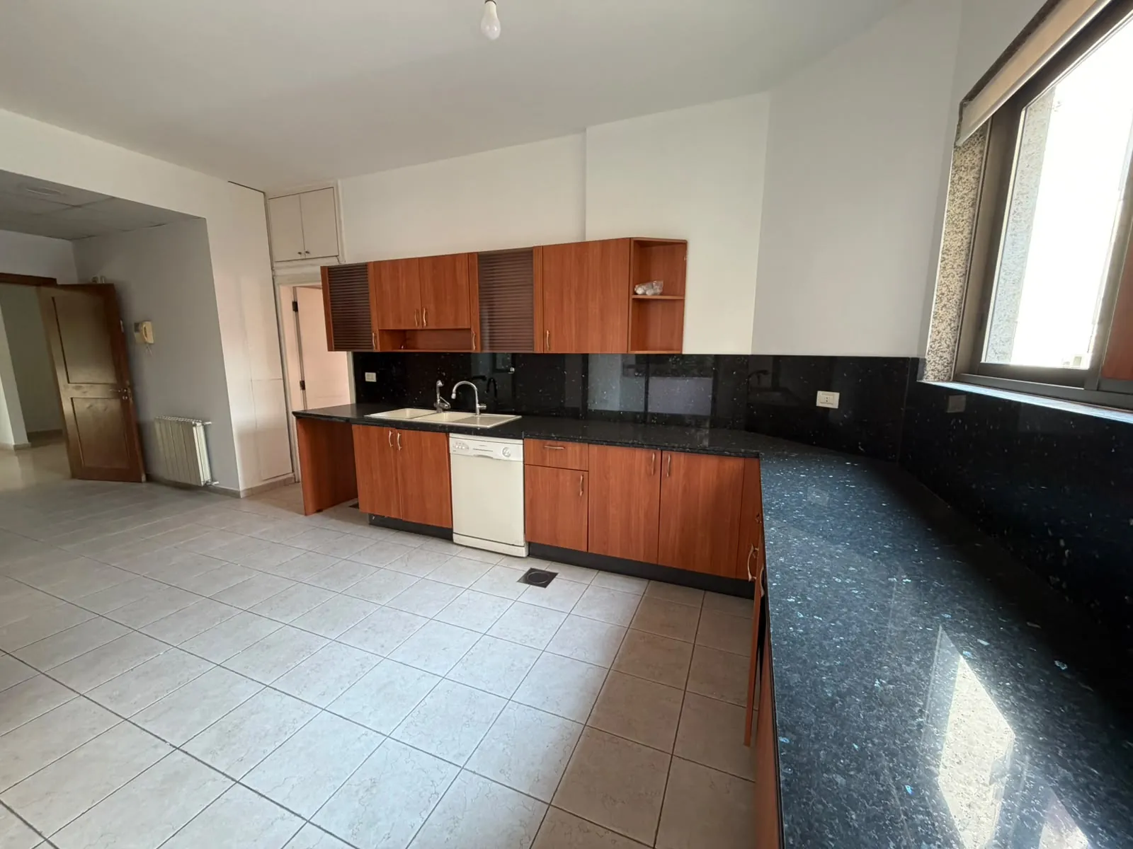 4-Bedroom Apartment For Rent in Achrafieh, Azarieh — الصورة 5