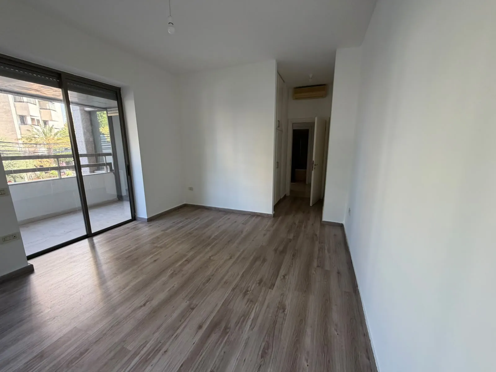 4-Bedroom Apartment For Rent in Achrafieh, Azarieh — الصورة 9